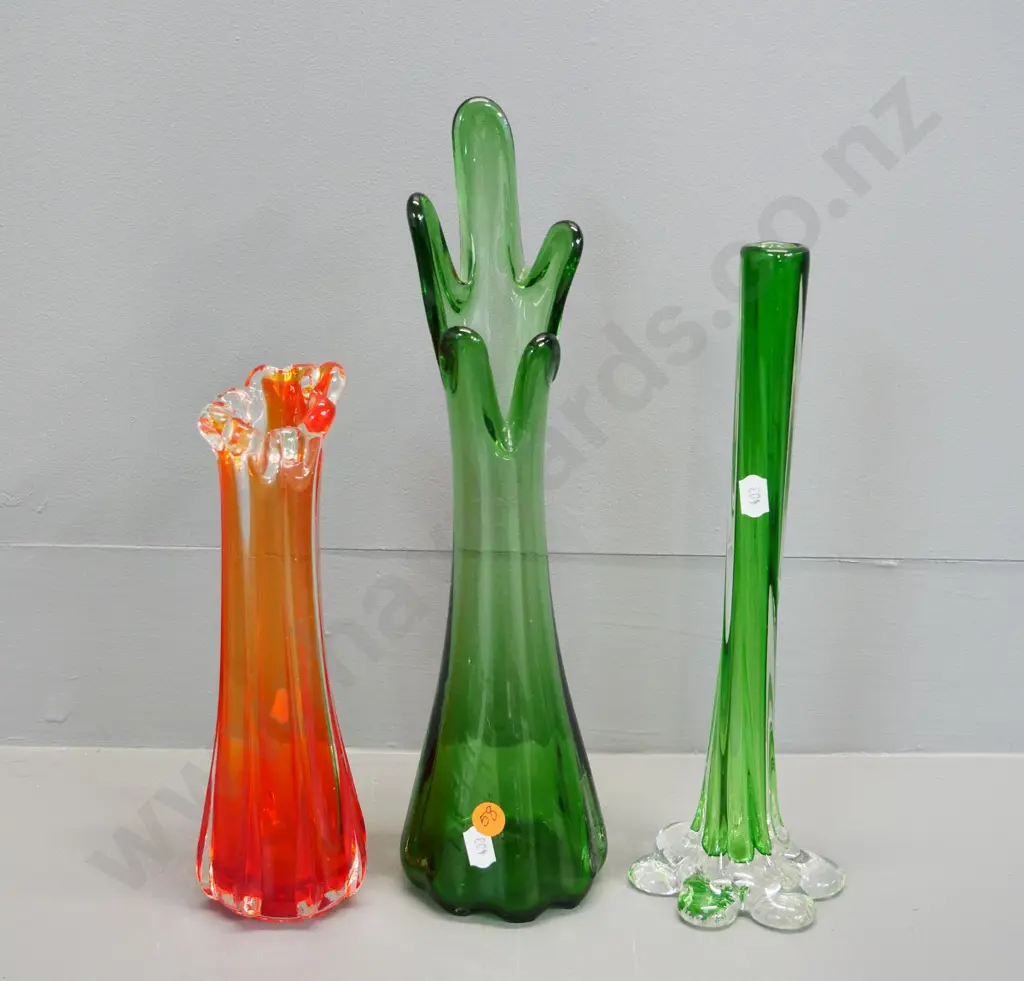 3 coloured art glass vases - tallest is H-350 Image 1++