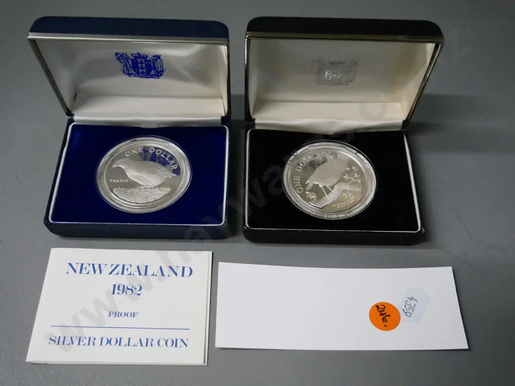 2 cased New Zealand cased proof dollar coins -  1982 takahe and 1984 Chatham Islands black robin Image 1++