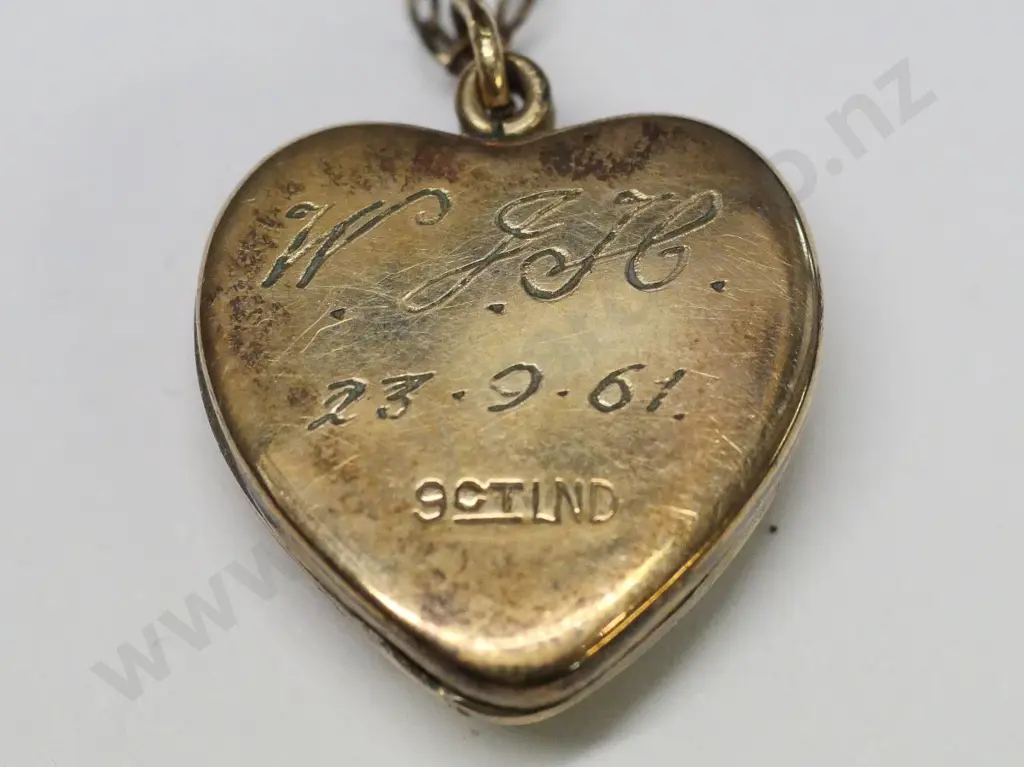 gold lined locket with blue dove stamped 9ct lnd Image 1++