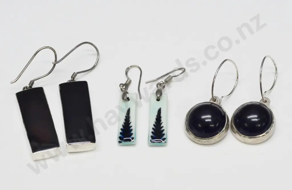 3 pairs of earrings Image 1++