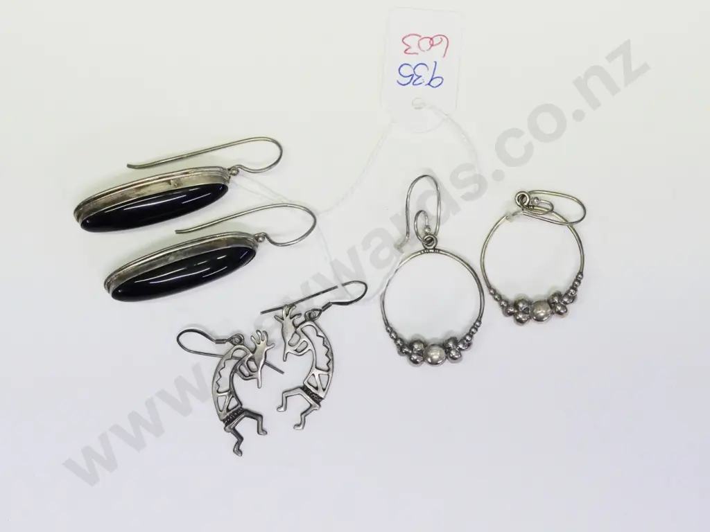 3 pairs of earrings Image 1++