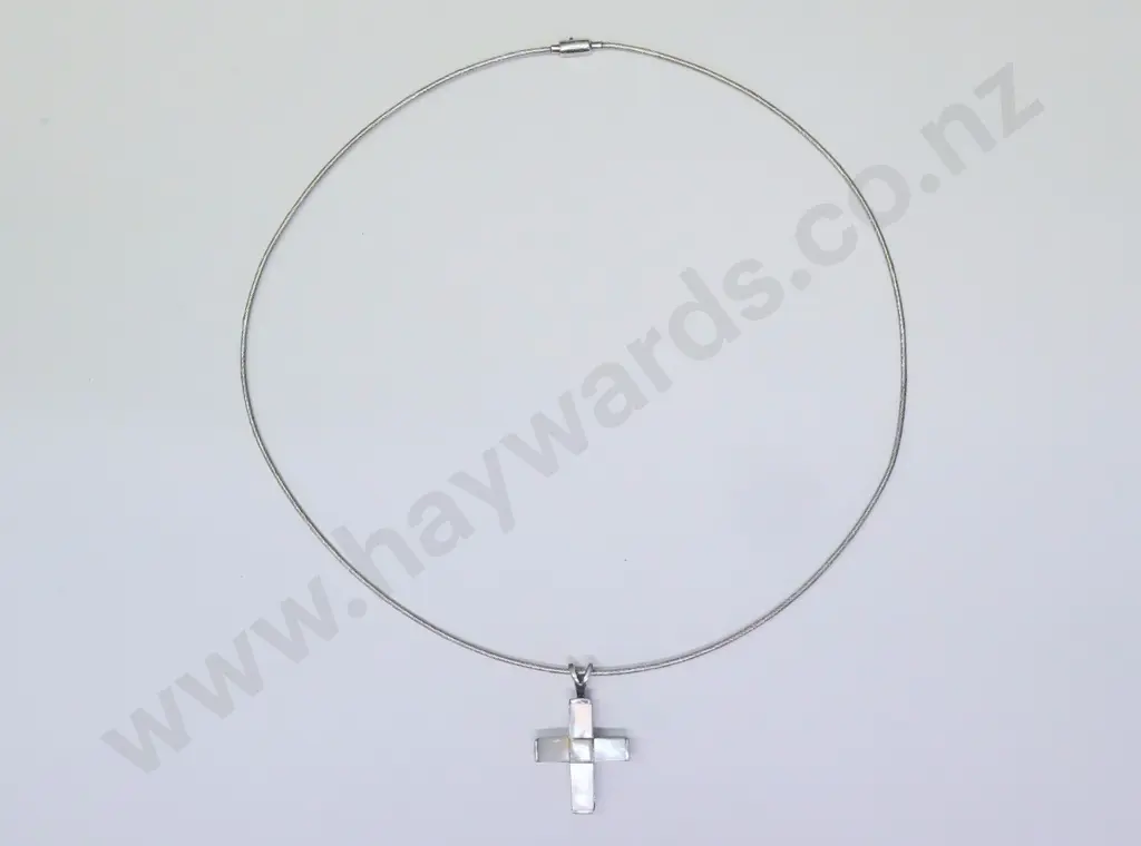 silver & mother of pearl cross stamped 925 Image 1++