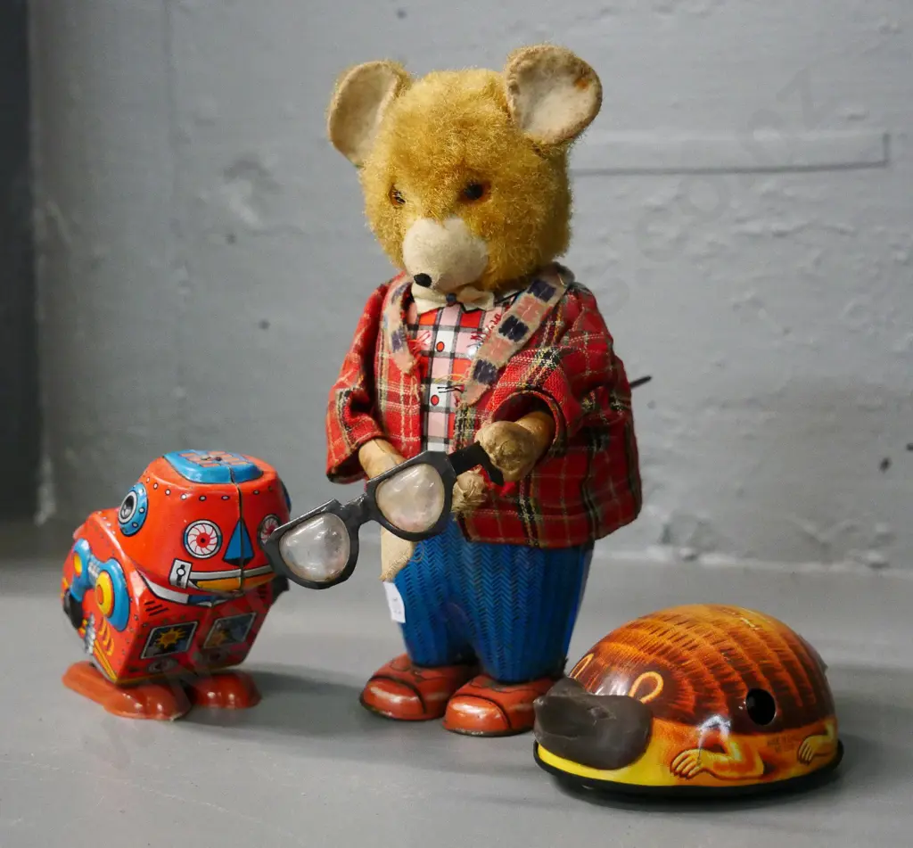 3 retro wind-up toys: hedgehog made in China (no key) others in Japan, bear H-190 has wear and tear, bear & chicken work Image 1++