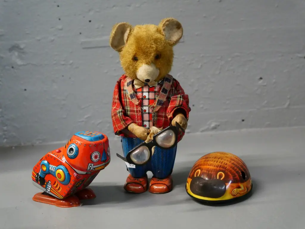 3 retro wind-up toys: hedgehog made in China (no key) others in Japan, bear H-190 has wear and tear, bear & chicken work Image 1++