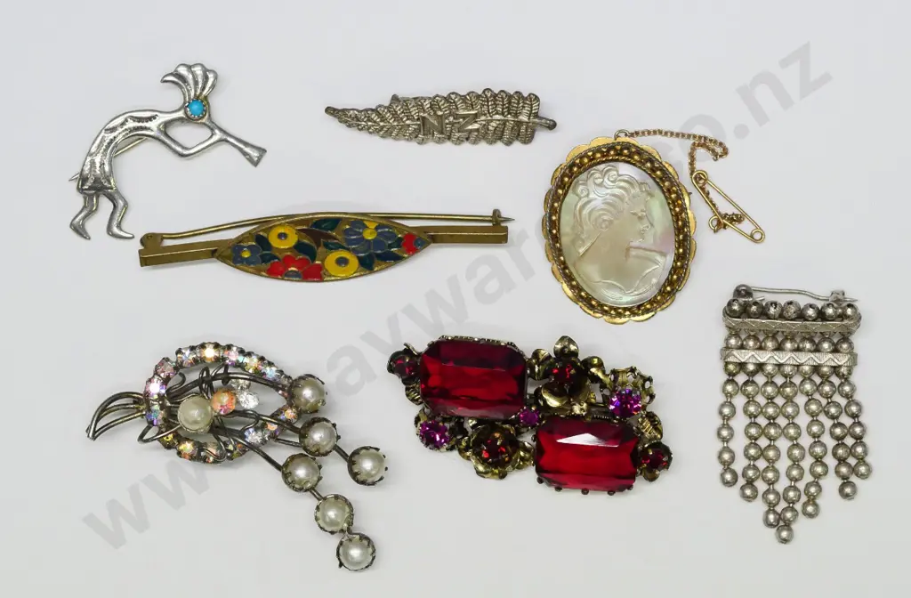 7 asstd costume brooches Image 1++