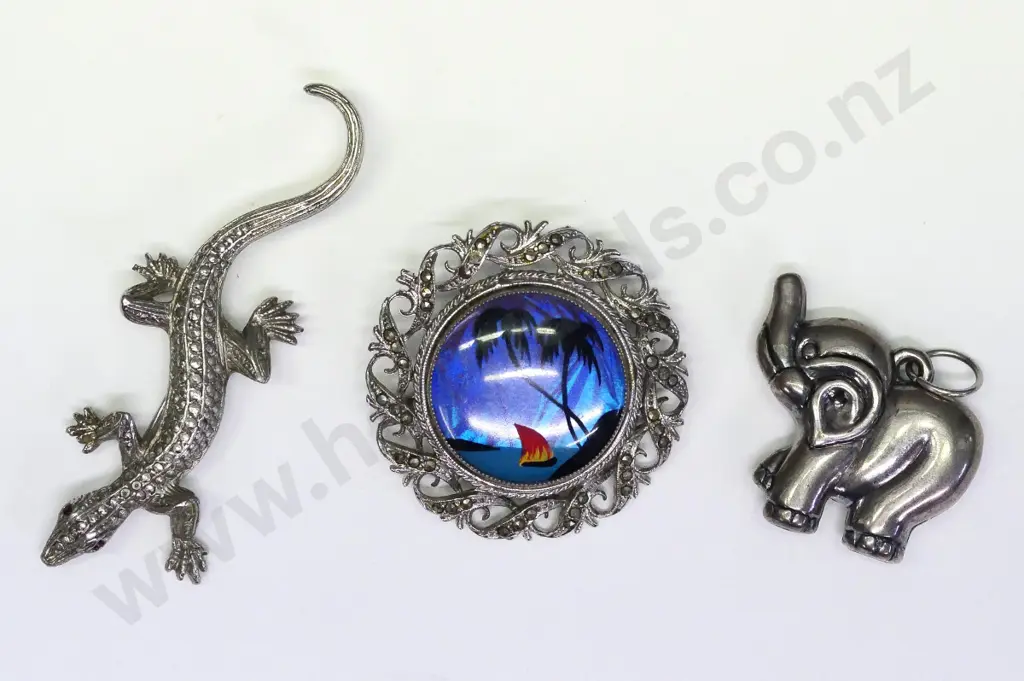 butterfly wing brooch, lizard brooch & an elephant pendant no chain Image 1++