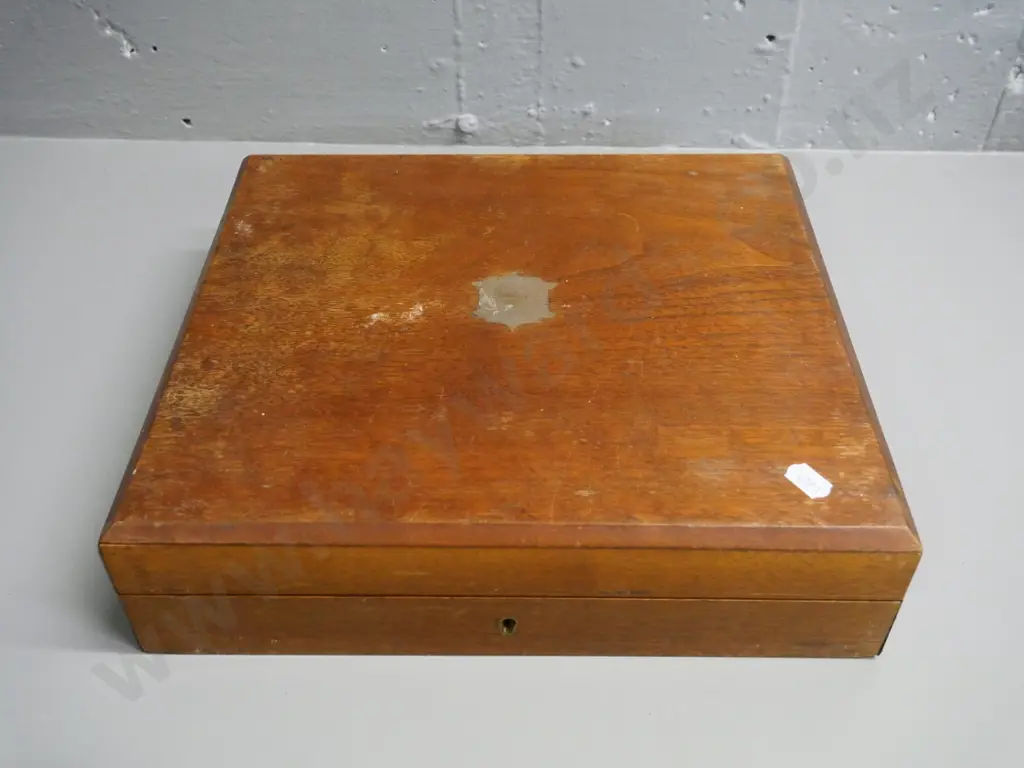 wood-cased 12-place mother-of-pearl handled dessert knives and forks, grape scissors and 2 berry spoons Image 1++