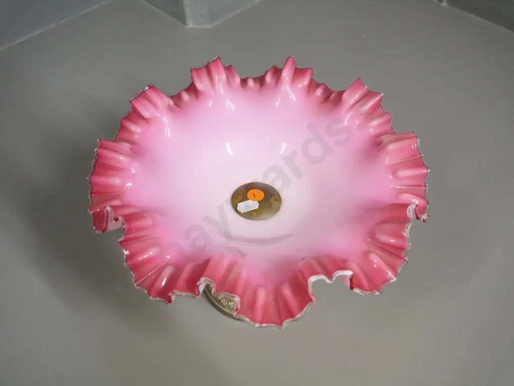 pink and milk glass frilled dish/comport on plated stand H-190 Diameter 250 Image 1++