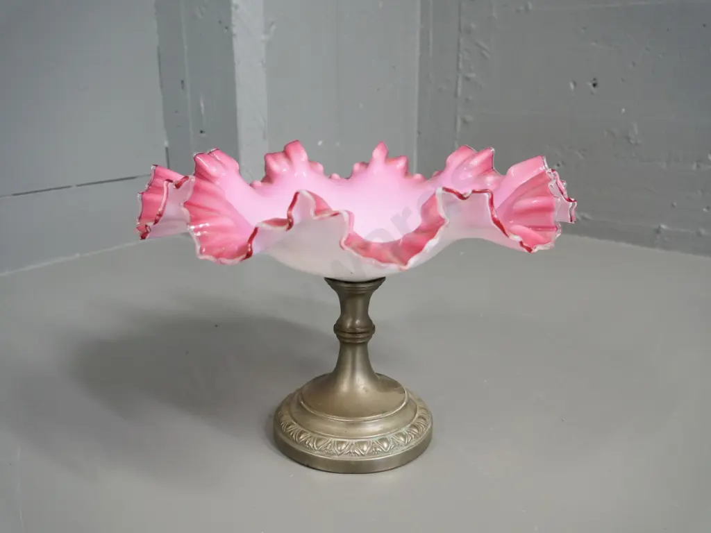 pink and milk glass frilled dish/comport on plated stand H-190 Diameter 250 Image 1++