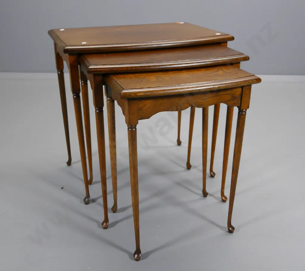 set of 3 oak cab-leg nesting tables, small reddish stain on smallest. Largest H-530 W-520 D-360 Image 1++