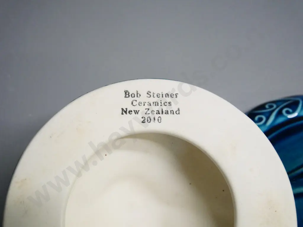 2 Bob Steiner pottery New Zealand bird plaques H-110 W-120 Image 1++