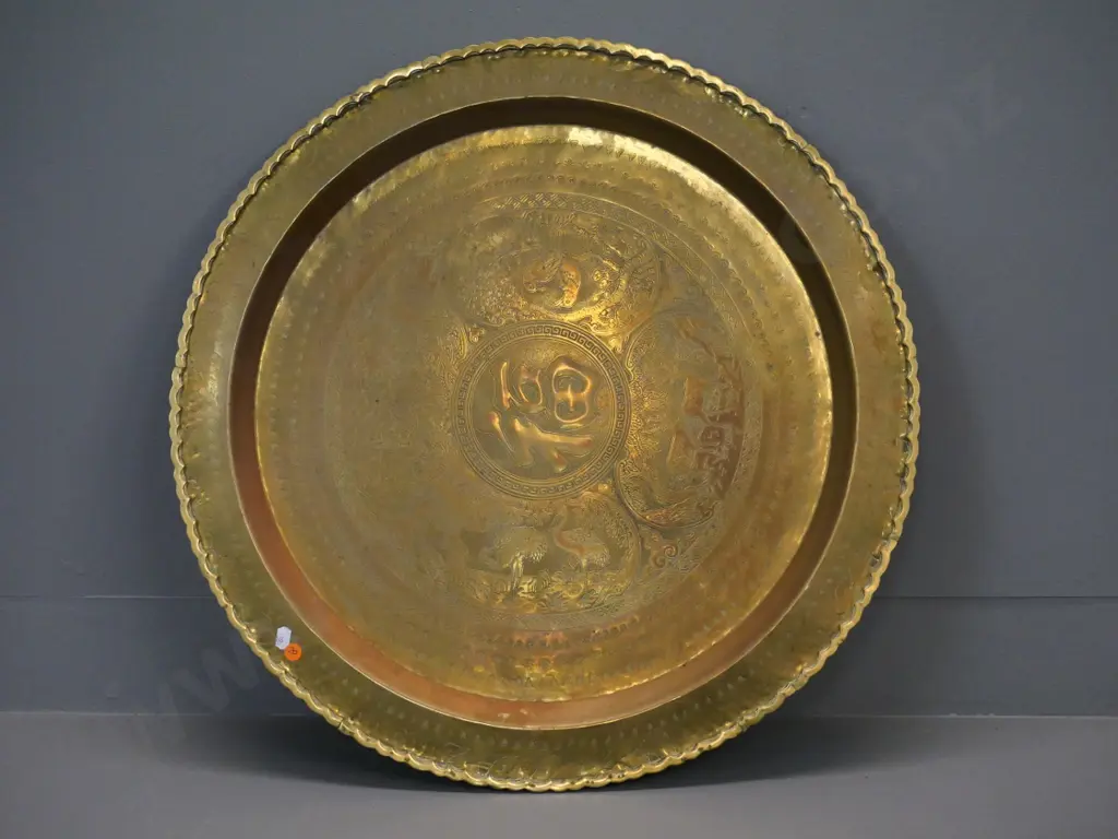 large brass wall charger / tray with oriental pattern - diameter 600 Image 1++
