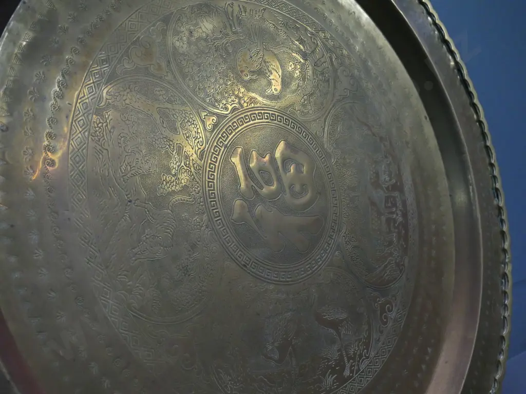 large brass wall charger / tray with oriental pattern - diameter 600 Image 1++