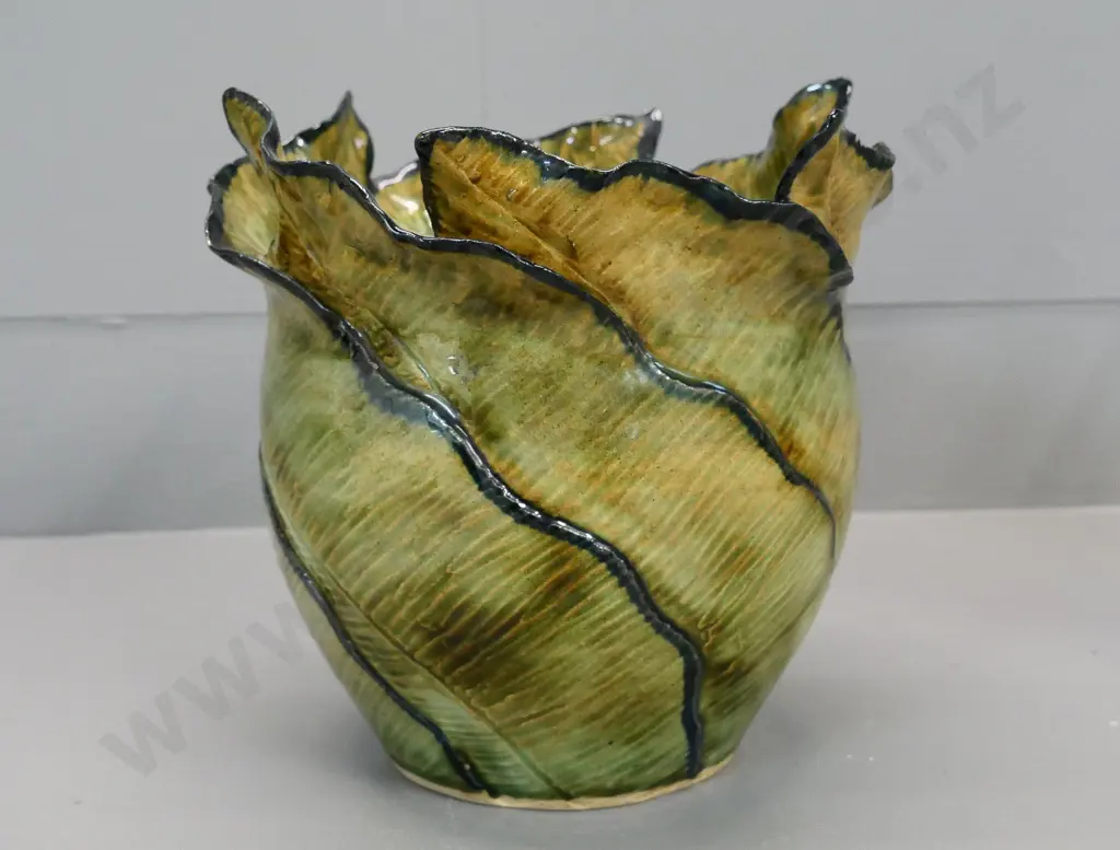 hand-potted jardiniere marked AR / NZ on base H-210 Diameter 220 Image 1++
