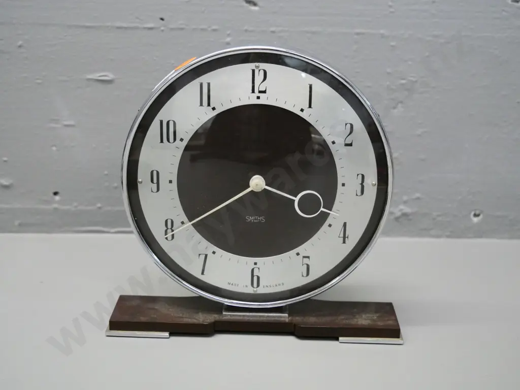 retro bakelite and chrome cased Smiths wind-up mantel clock H-170 W-170 Image 1++