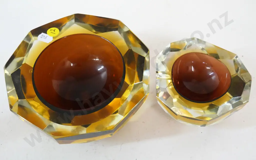 2 matching Mandruzzuto, Murano heavy glass items - bowl w/chip to inside rim Diameter 160 and ashtray Image 1++