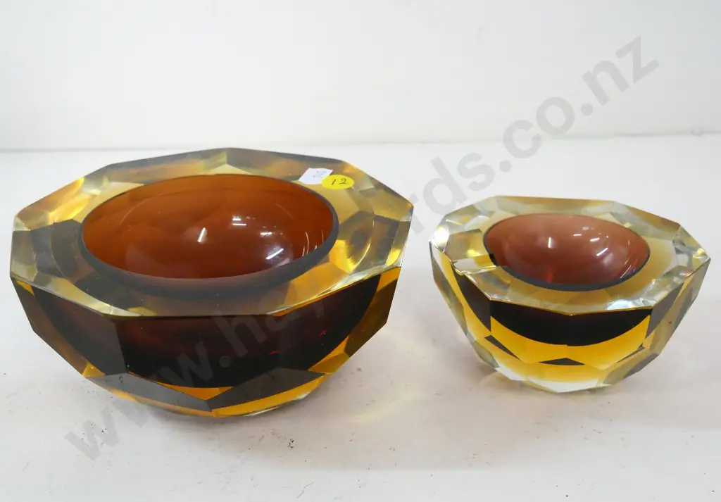 2 matching Mandruzzuto, Murano heavy glass items - bowl w/chip to inside rim Diameter 160 and ashtray Image 1++
