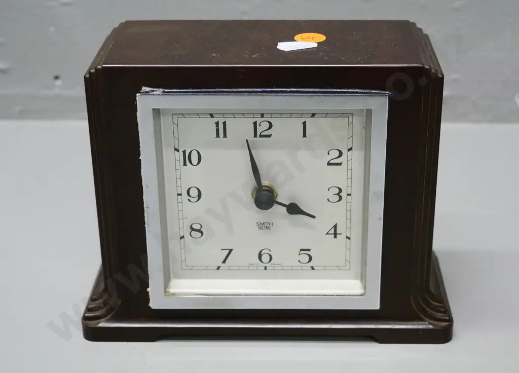 retro bakelite cased Smiths mantel clock H-140 W-170 Image 1++