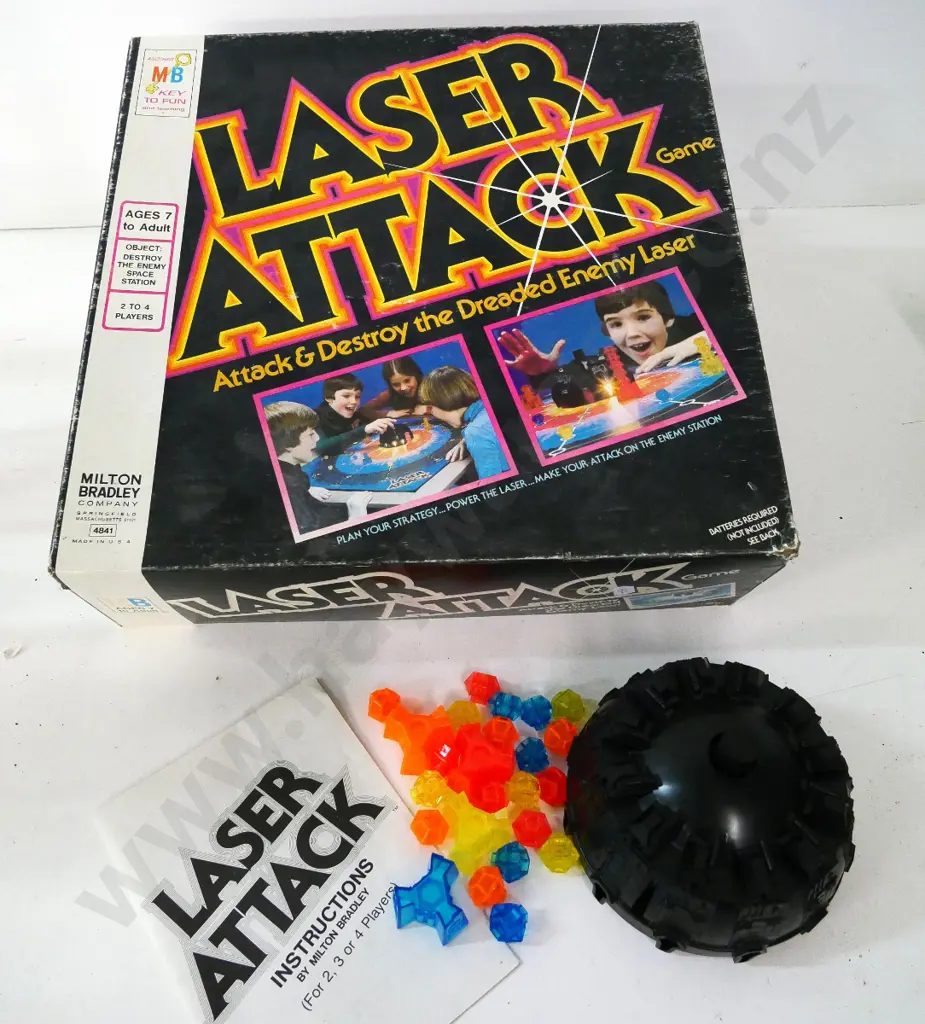 retro Laser Attack board game with light-up laser (tested OK, needs 2 AA batteries) Image 1++