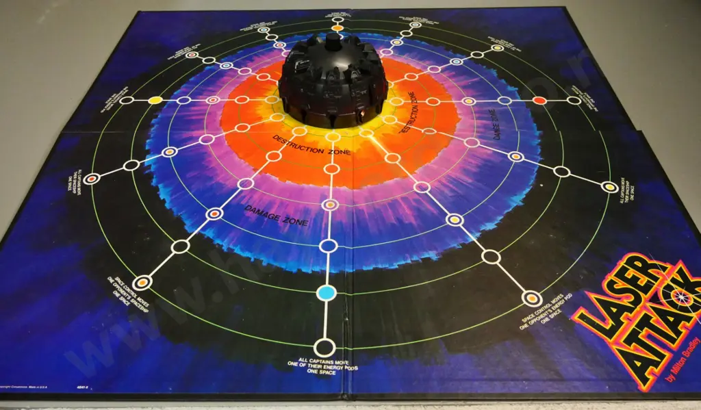 retro Laser Attack board game with light-up laser (tested OK, needs 2 AA batteries) Image 1++