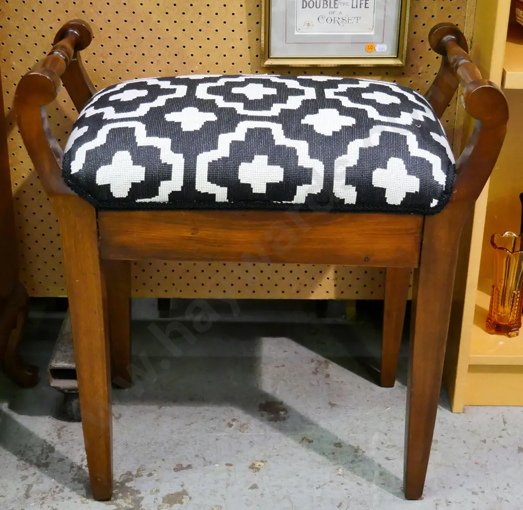 colonial style upholstered piano stool - some borer H-620 W-600 D-360 Image 1++