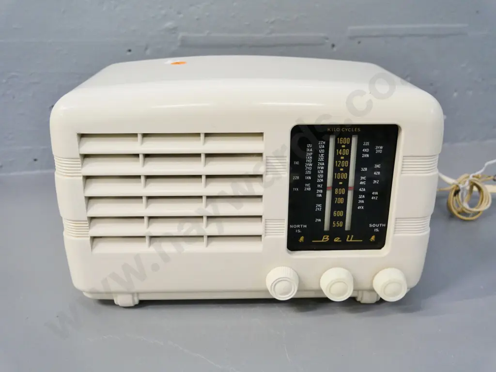 Bell NZ cream plastic cased valve mantel radio - working. H-170 W-275 D-140 Image 1++