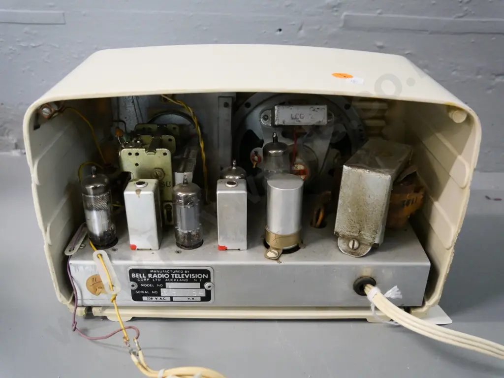 Bell NZ cream plastic cased valve mantel radio - working. H-170 W-275 D-140 Image 1++