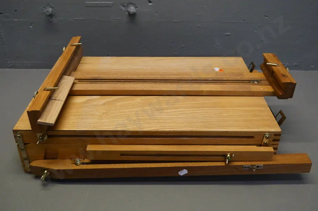 portable artist's easel and paint box, with brass hardware, leather handle H-700 as photographed, case L-550 W-400 Image 1++