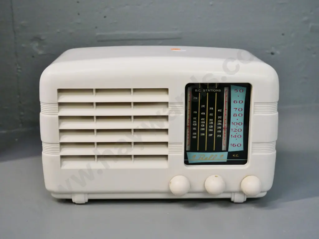 Bell NZ cream plastic cased valve mantel radio - working. H-170 W-275 D-140 Image 1++