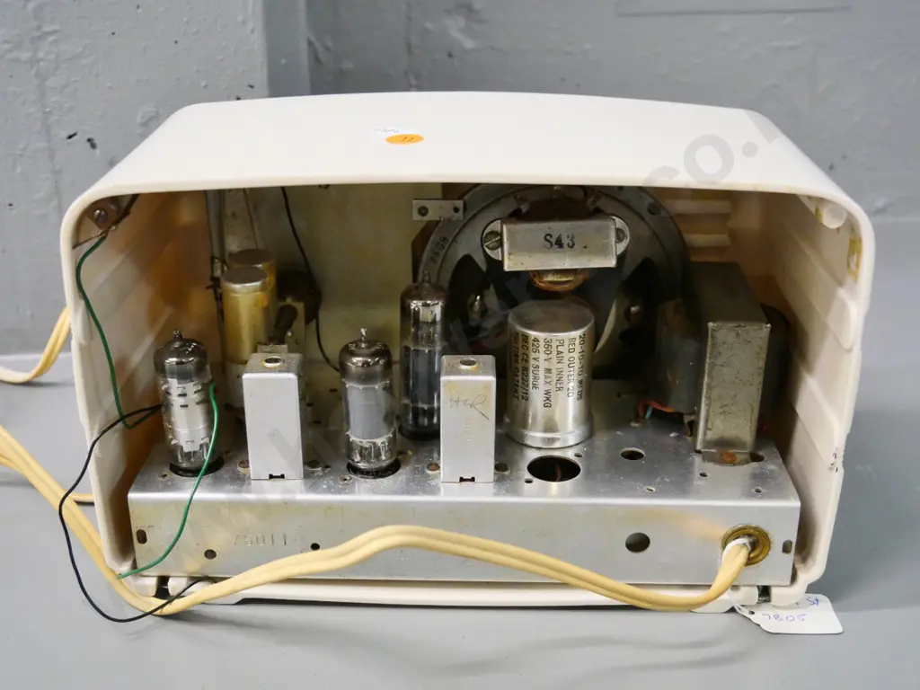 Bell NZ cream plastic cased valve mantel radio - working. H-170 W-275 D-140 Image 1++