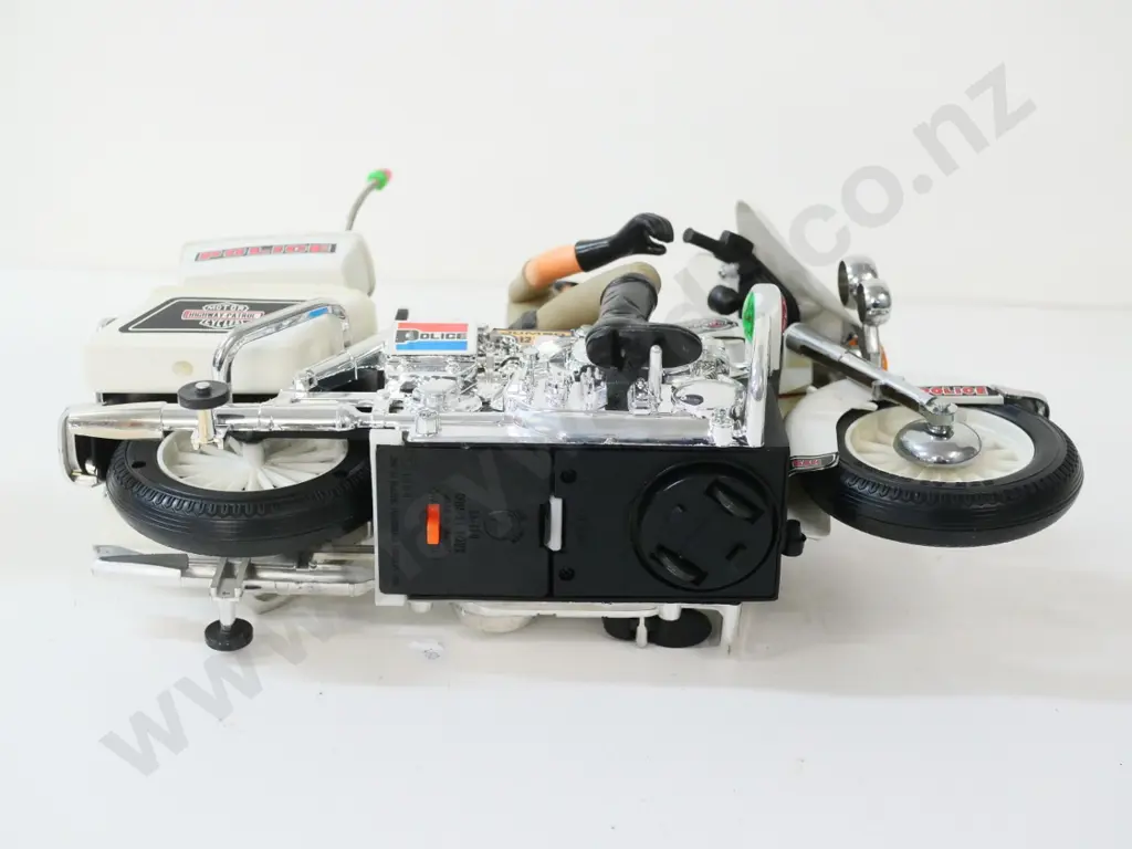 retro battery-powered Highway Patrol motorcycle and rider - made in Taiwan H-300 L-380 (untested, no returns) Image 1++