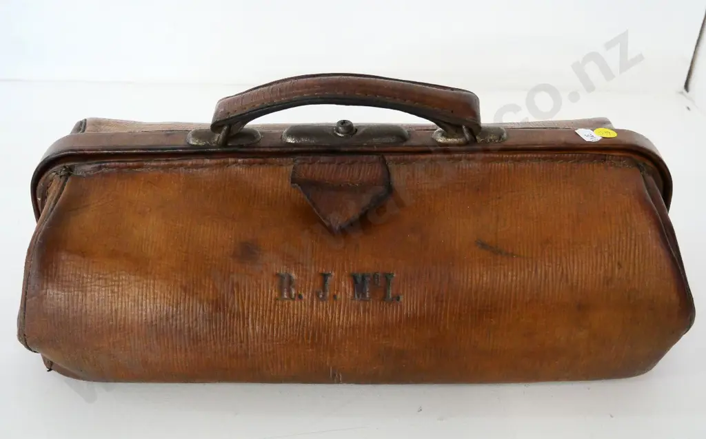 vintage leather doctor's bag - corrosion to metal fittings L-420 Image 1++