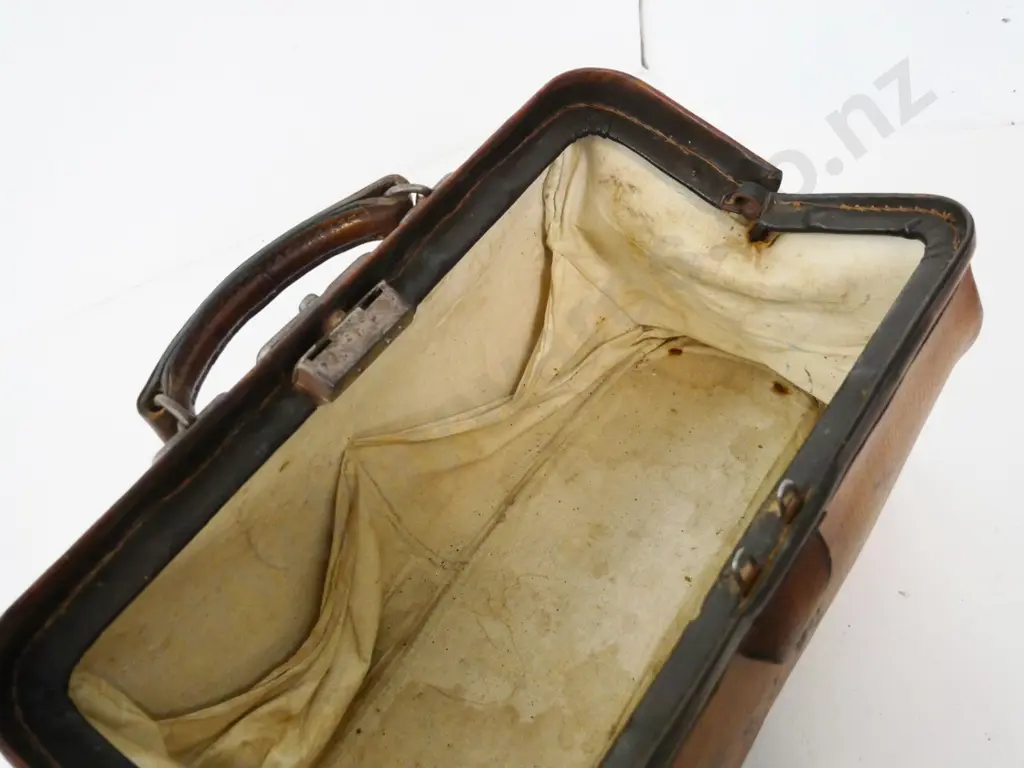 vintage leather doctor's bag - corrosion to metal fittings L-420 Image 1++