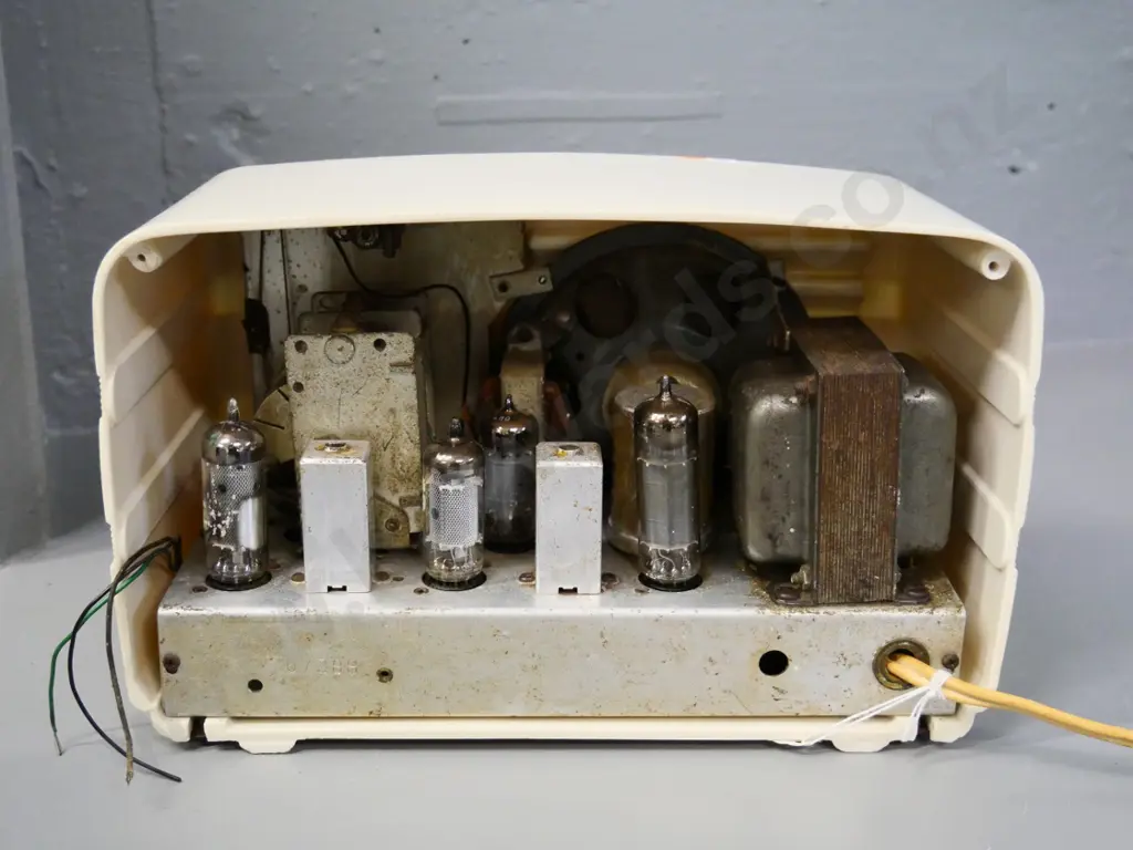 Bell NZ cream plastic cased valve mantel radio - working. H-170 W-275 D-140 Image 1++