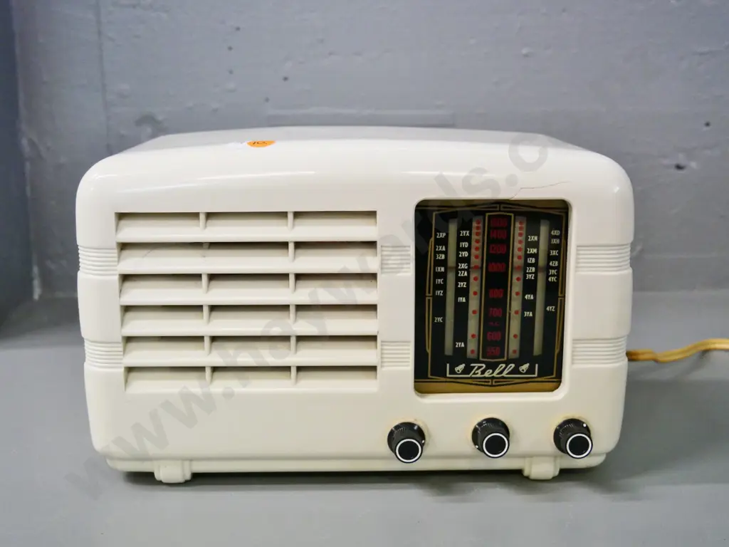 Bell NZ cream plastic cased valve mantel radio - working. H-170 W-275 D-140 Image 1++