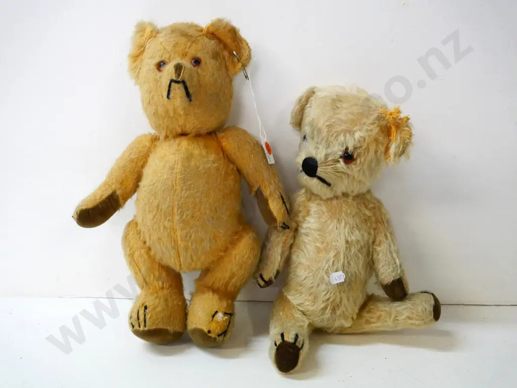 2 vintage teddy bears - general wear and tear, smaller one has damage to ear. Larger is H-330 Image 1++