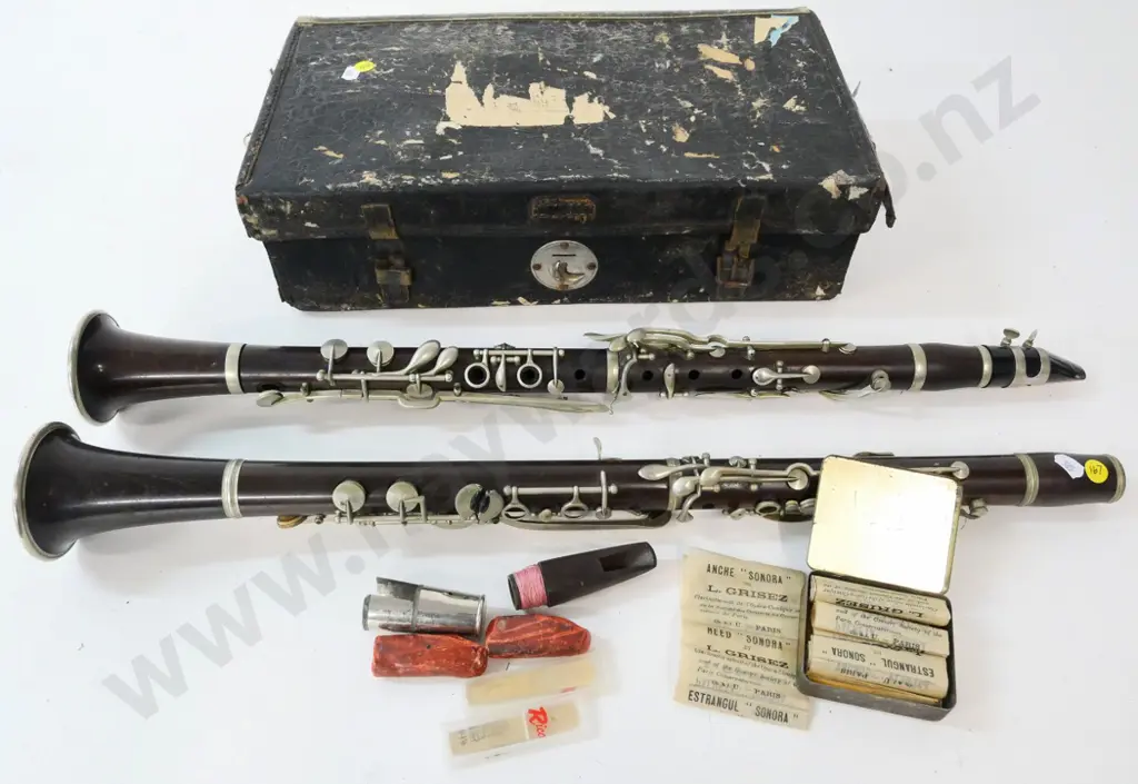 2 vintage clarinets, unsure of playing condition, slightly larger has no mouthpiece, includes reeds & battered case Image 1++
