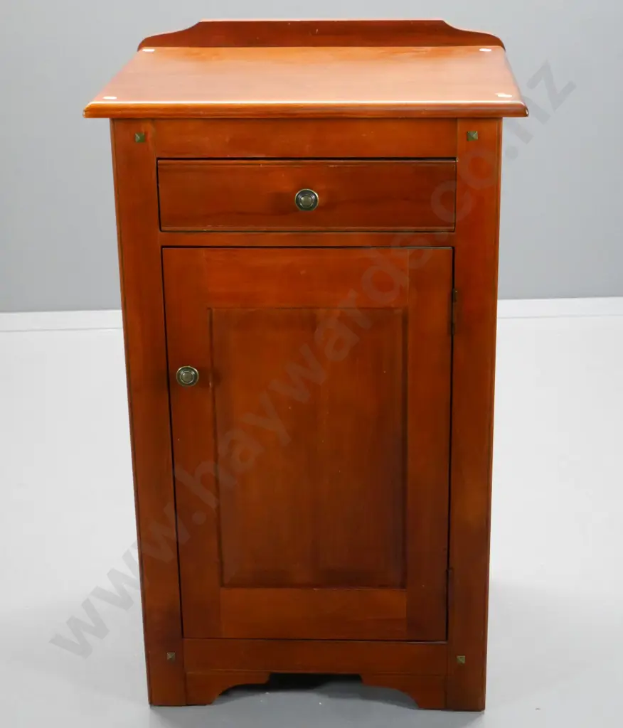 rimu storage cabinet with one door and one drawer, metal knob handles H-1000 W-580 D-460 Image 1++