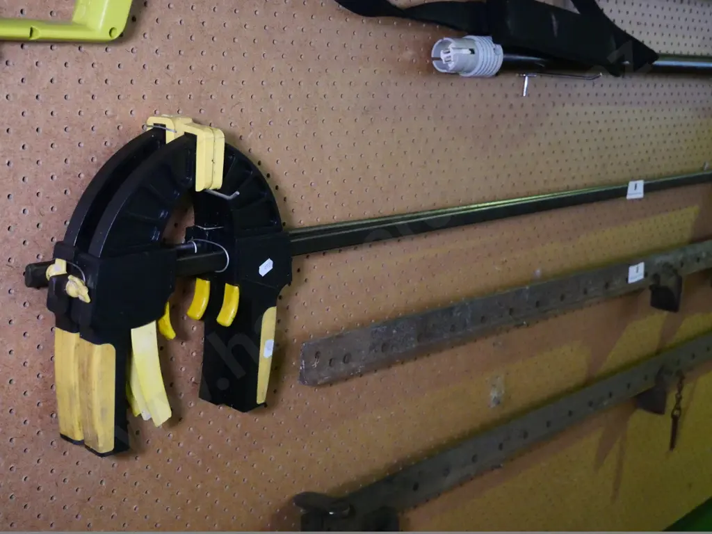 pair of quick-release sash clamps Image 1++