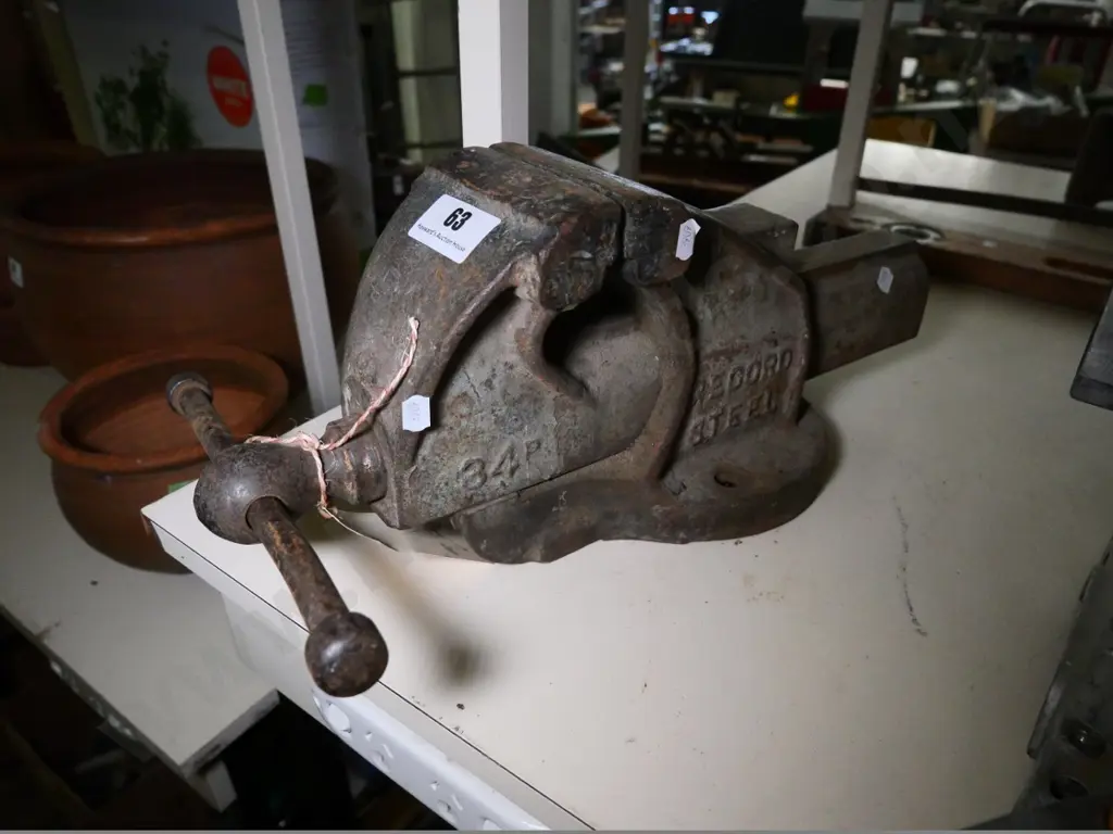 vintage 4-inch engineer's vise Image 1++