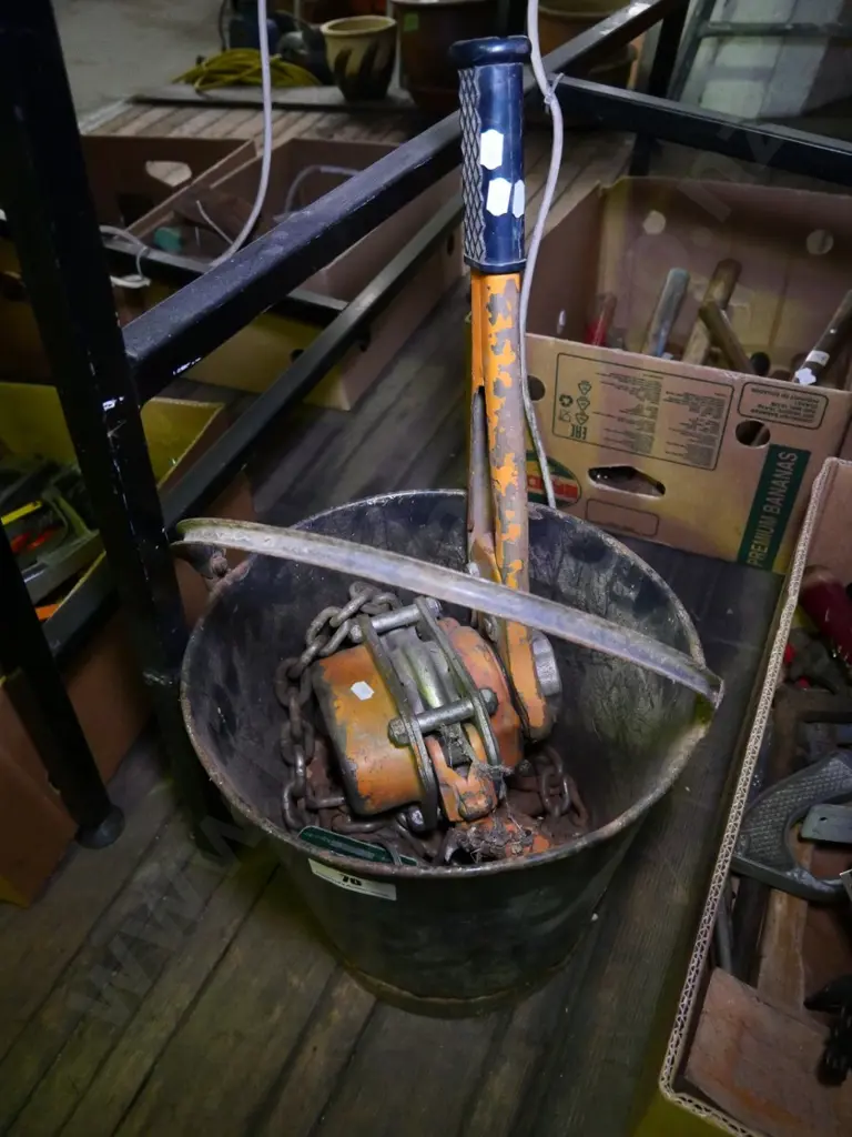 endless chain in tin bucket Image 1++