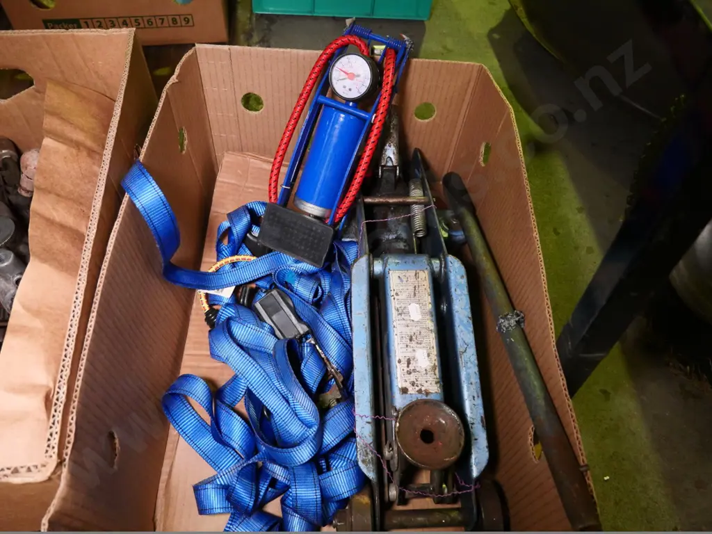 box of load strops,  trolley jack, foot pump Image 1++