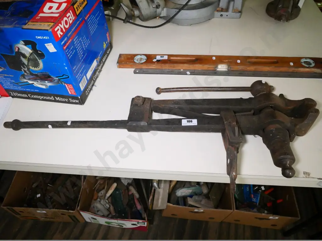 large blacksmith's vise Image 1++