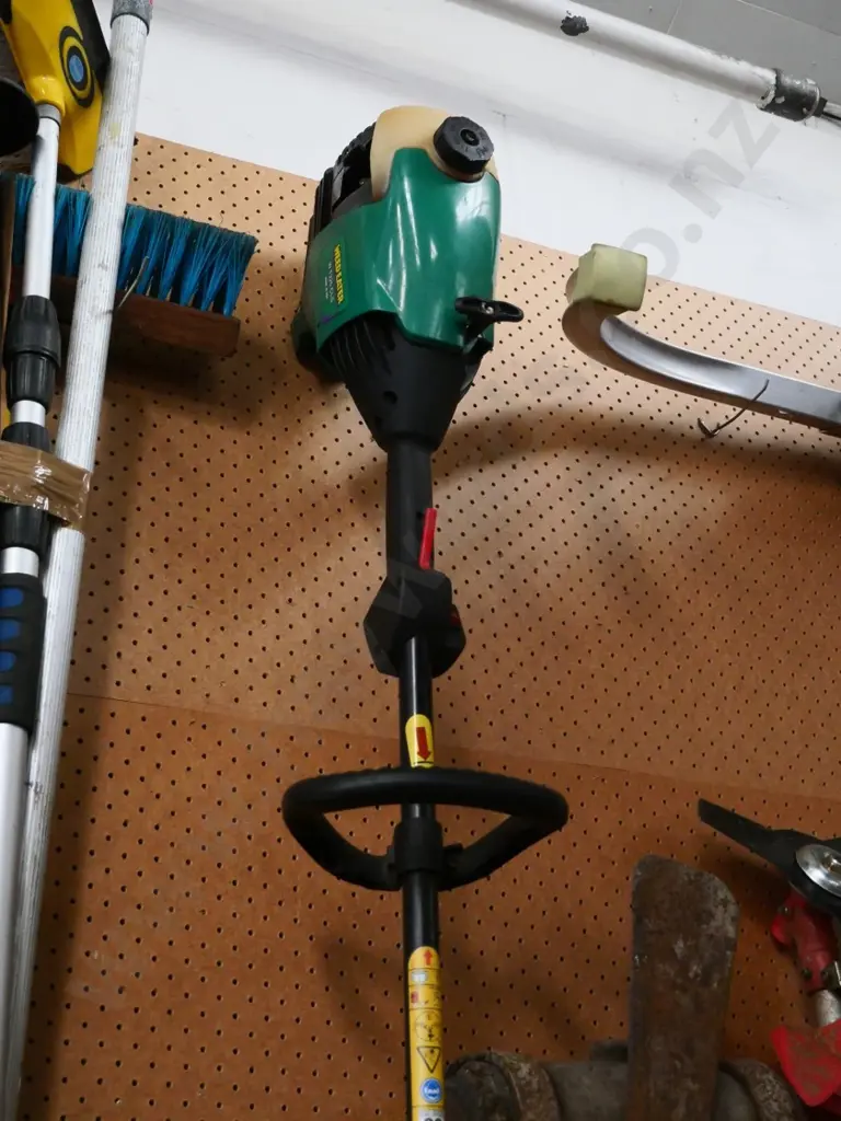 Weed Eater petrol line trimmer - no line guard, untested, as-is, no returns Image 1++