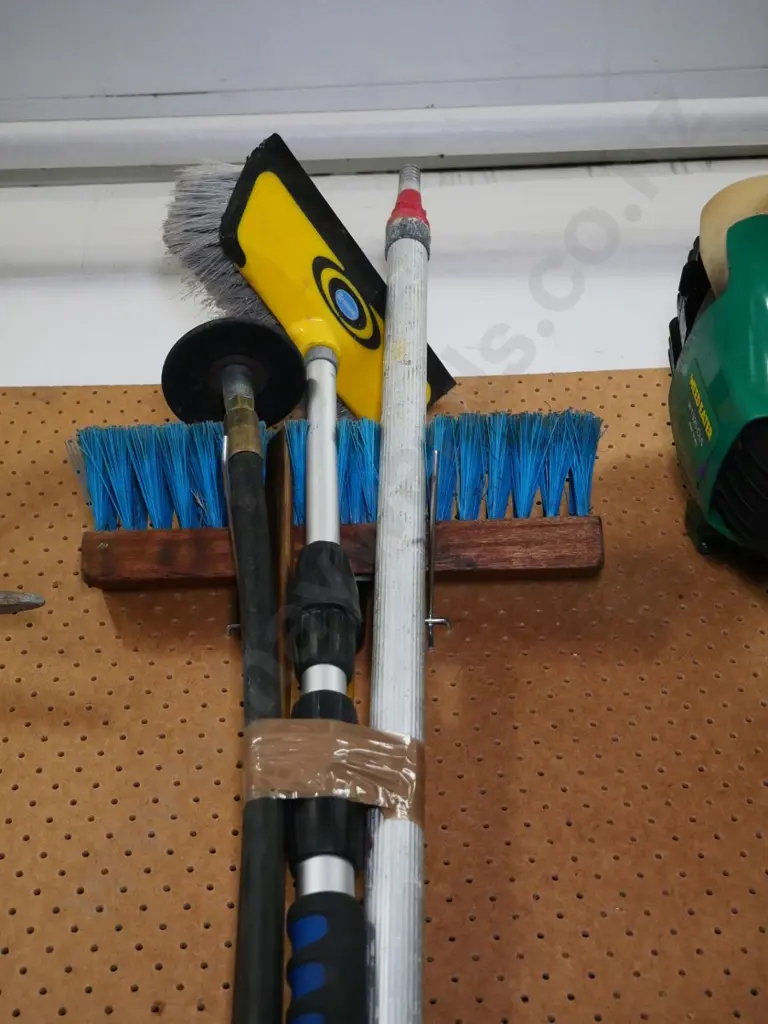 telescopic window brush, painter's pole, broom, etc. Image 1++