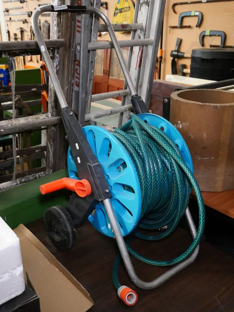 Gardena hose reel and hose (split to hose) Image 1++