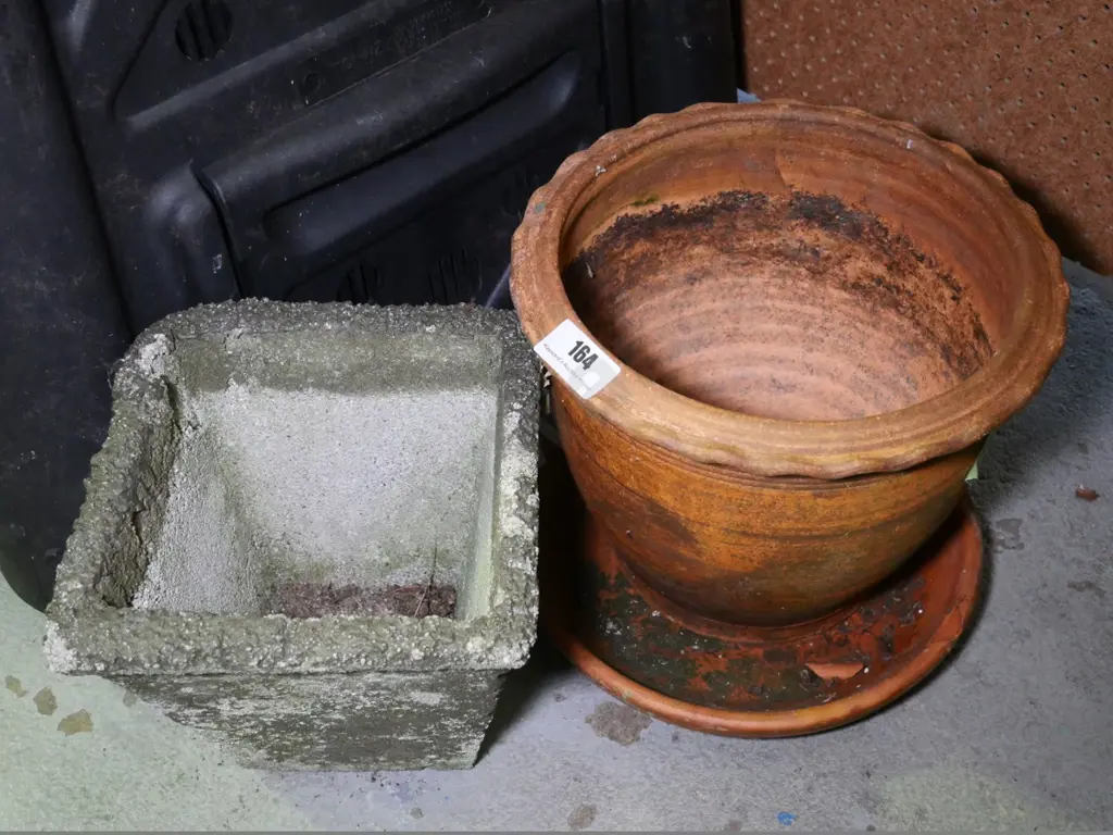 2 garden planters - 1 concrete, 1 terracotta Image 1++