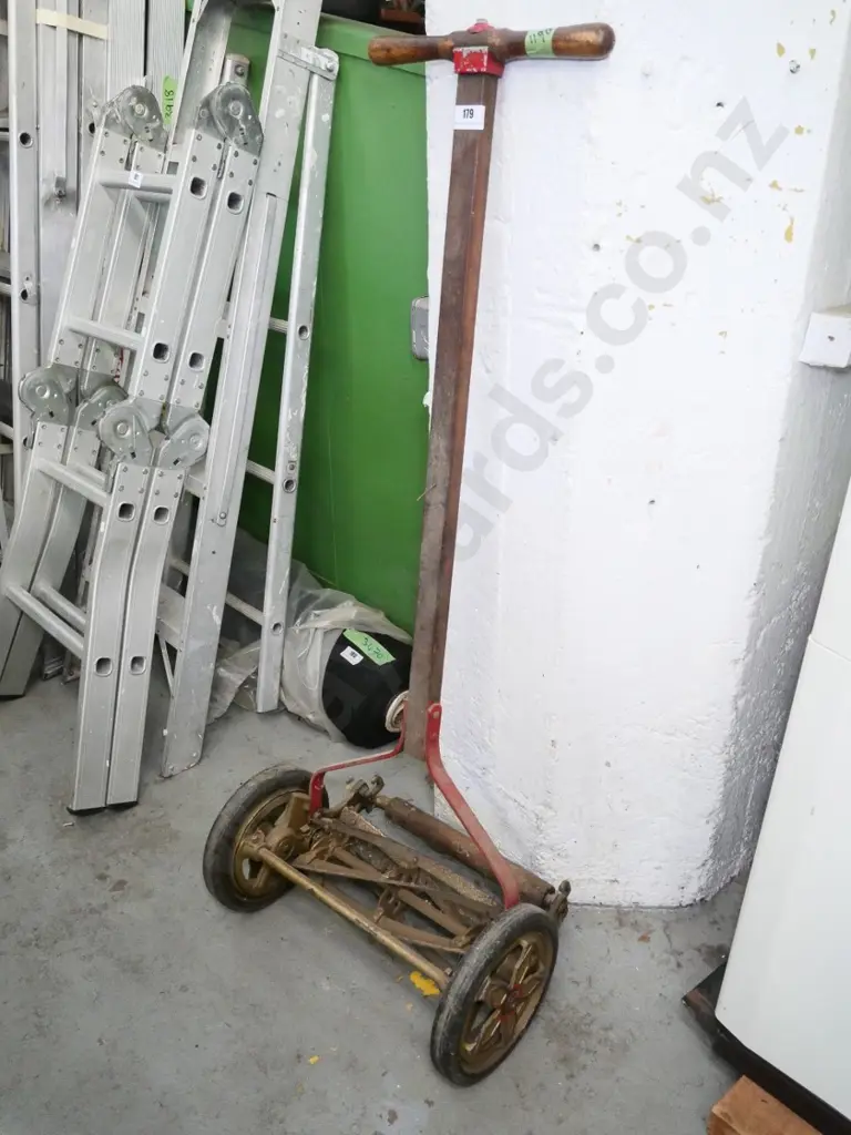 vintage push mower, no catcher Image 1++