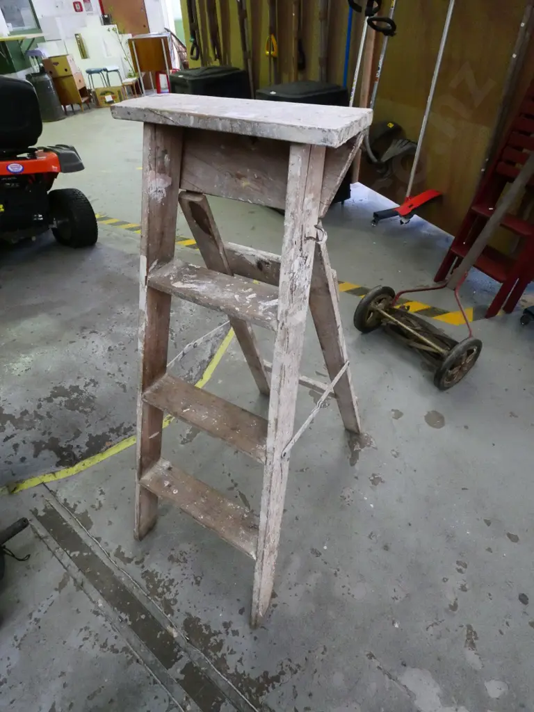 vintage wooden 3-step ladder Image 1++