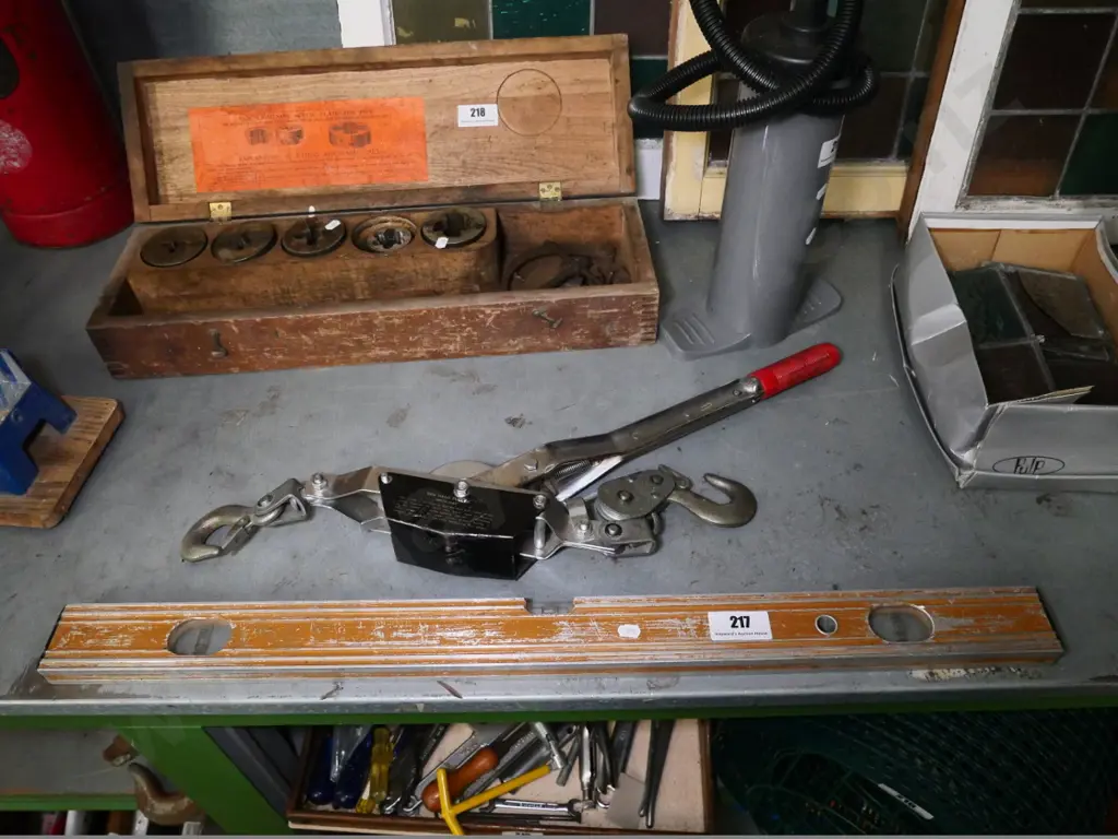 wire strainer and a builder's level Image 1++